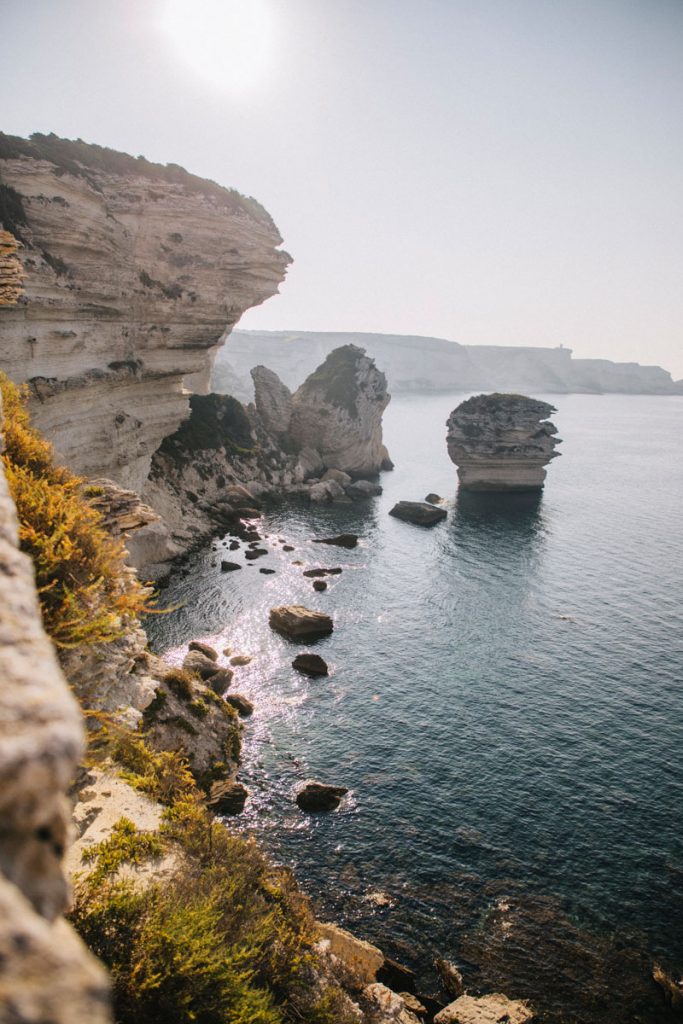 La plage du grain de sable sur le sentier du littoral à Bonifacio. crédit photo : Clara Ferrand - blog Wildroad