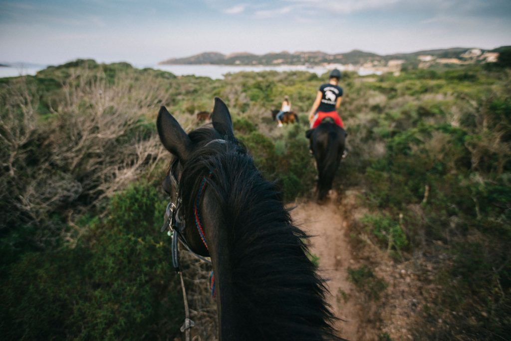 Balde à cheval sur les plus belle plage du sud de la Corse avec le ranch San Diego de Bonifacio. crédit photo : Clara Ferrand - blog Wildroad
