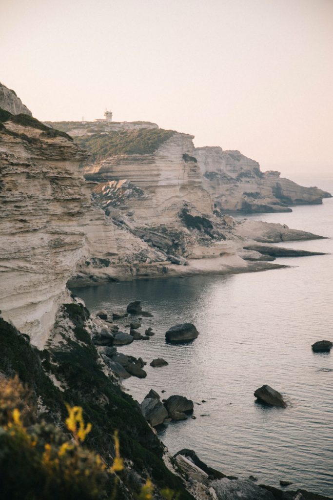 Les falaises de Bonifacio vue depuis le sentier de randonnée de Campu Rumanilu. Crédit photo : Clara Ferrand - blog Wildroad