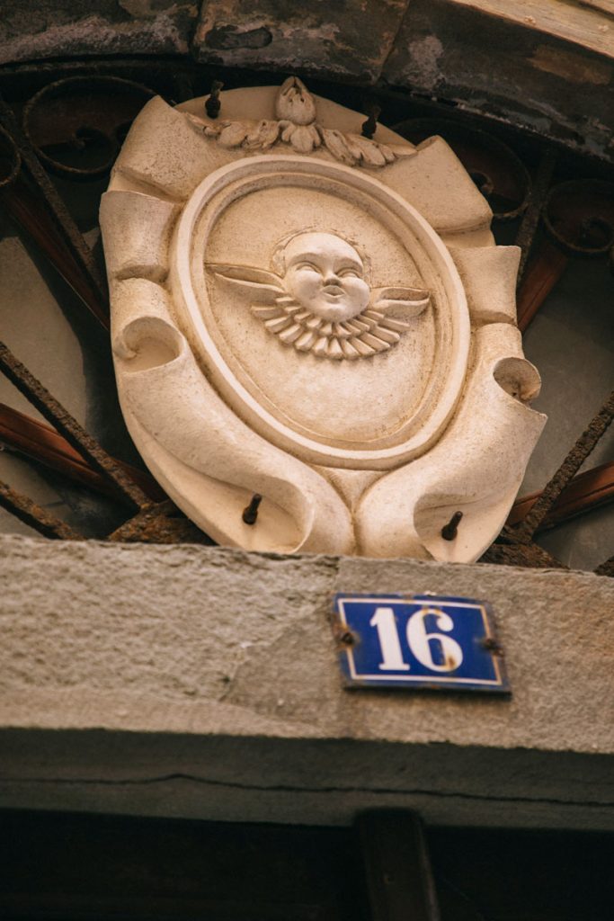Les blasons des plus riches familles au dessus des porte dans la ville de Bonifacio. crédit photo : Clara Ferrand - blog Wildroad