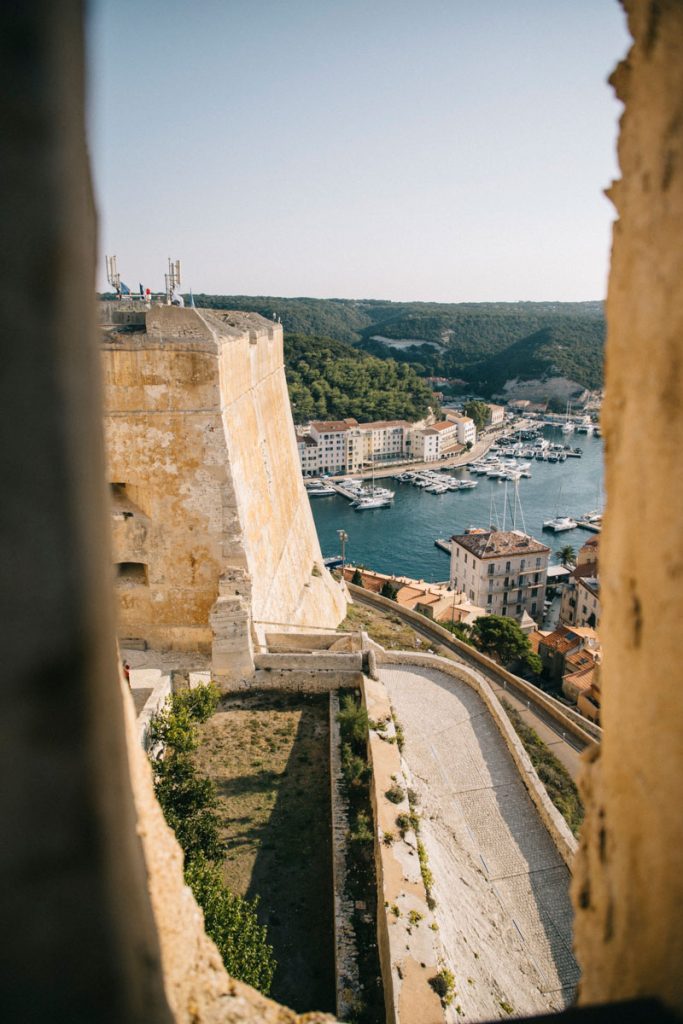 Découvrir les plus beaux monument durant sa visite à Bonifacio avec le bastion de l'étendard. crédit photo : Clara Ferrand - blog Wildroad