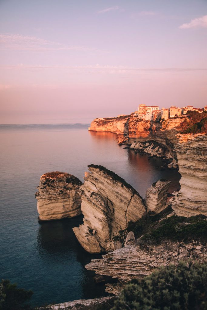 Les falaises de Bonifacio un site classé à l'UNESCO, incontournable de la Corse. crédit photo : Clara Ferrand - blog WIldroad