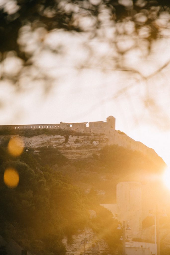 Le bastion de l'étendard vue depuis le port de Bonifacio. crédit photo : Clara Ferrand - blog Wildroad