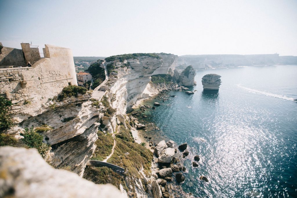Les plus beaux panorama sur les falaises de Bonifacio et la plage du grain de sable. crédit photo : Clara Ferrand - blog Wildroad
