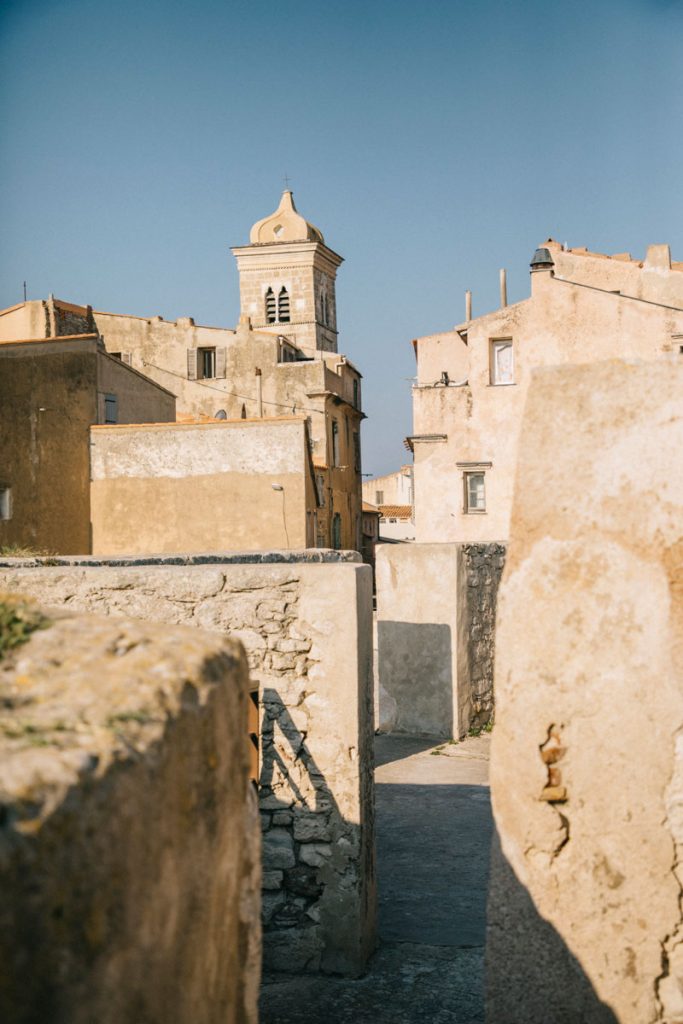 Visiter le bastion de l'étendard pour avoir un beau point de vue sur la citadelle et  Bonifacio. crédit photo : Clara Ferrand - blog Wildroad