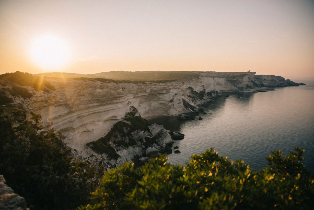 randonner sur le sentier du littoral à Bonifacio. crédit photo : Clara Ferrand -blog WIldroad