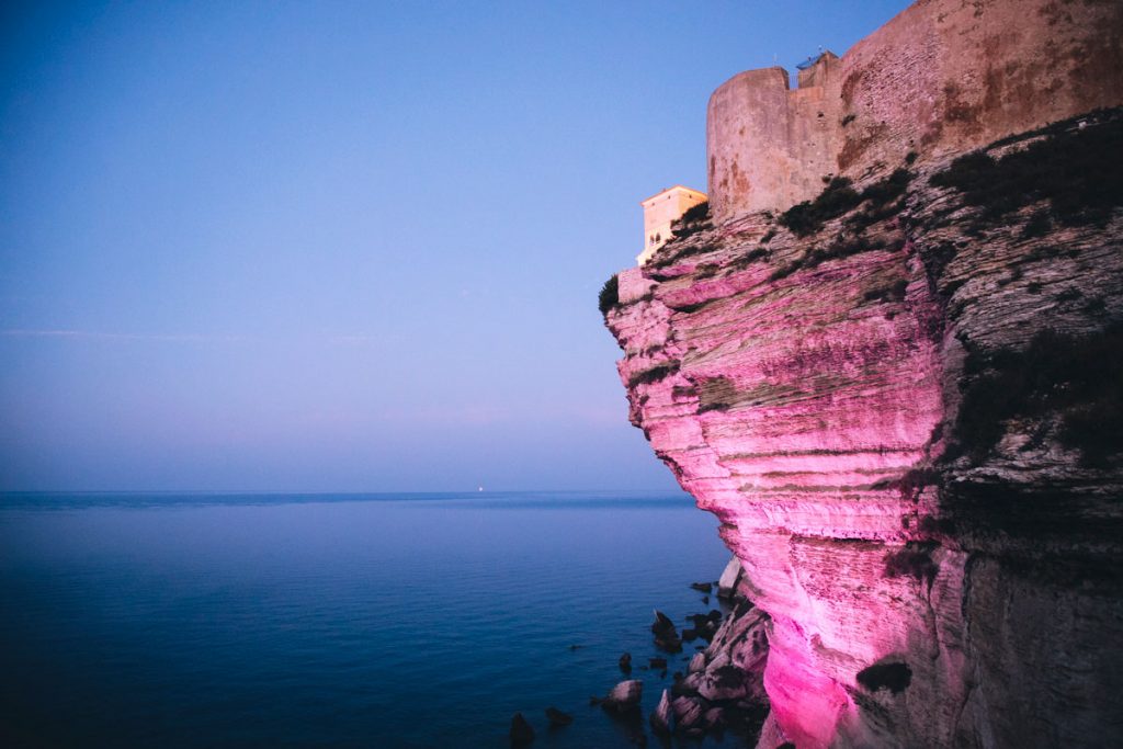 Le falaises et la citadelle de Bonifaioi de nuit.Crédit photo : Clara Ferrand - blog Wildroad