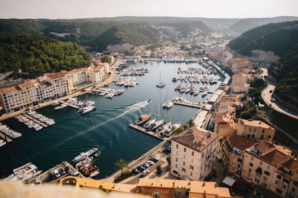La marine de Bonifacio vue depuis le bastion de l'étendard. crédit photo : Clara Ferrand - blog WIldroad