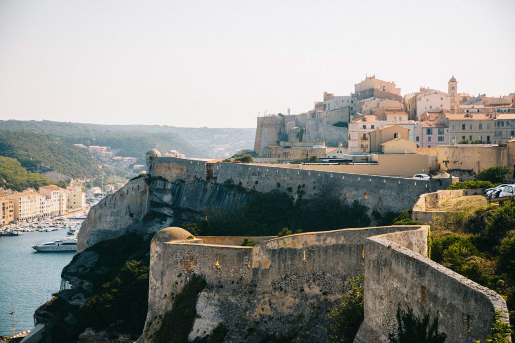Visiter la citadelle de Bonifacio et ses remparts à la  bonne période. crédit photo : Clara Ferrand - blog Wildroad 