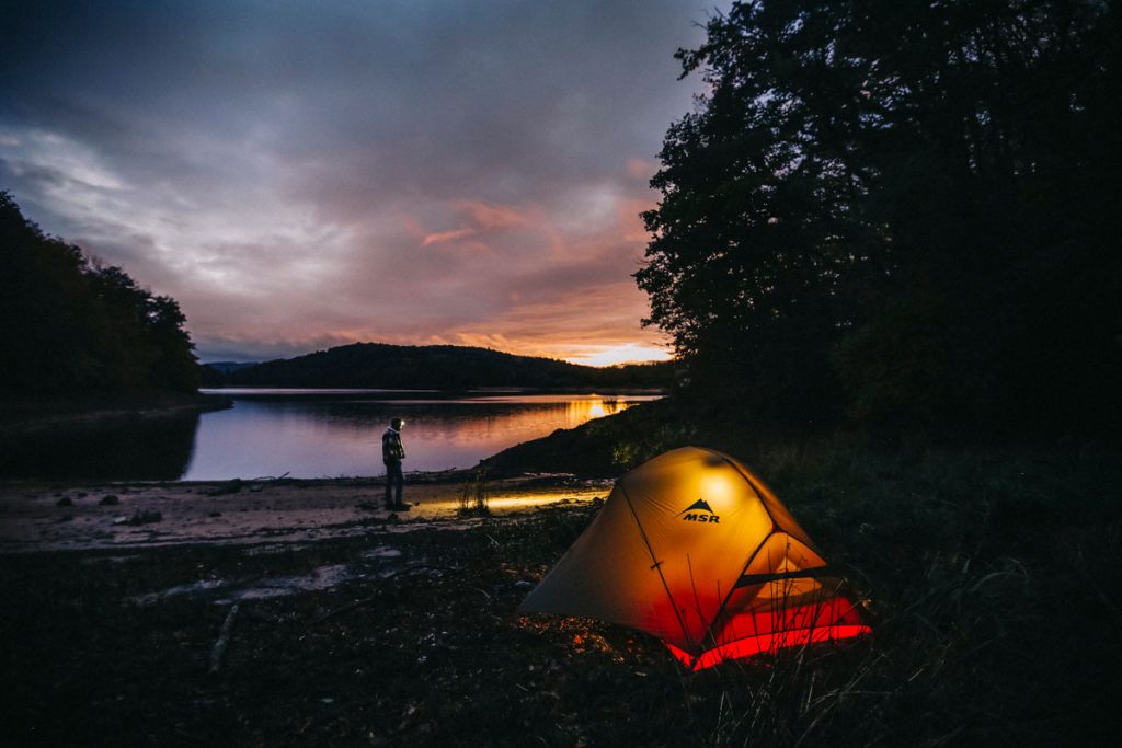 Bivouac automnale autour du lac du Crescent dans le parc naturel régional du Morvan. crédit photo : Clara Ferrand - blog Wildroad