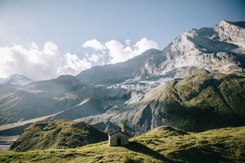 La Chapelle au dessus du lac de la Glière au pied des glaciers de la Vanoise. crédit photo : Clara Ferrand - blog Wildroad