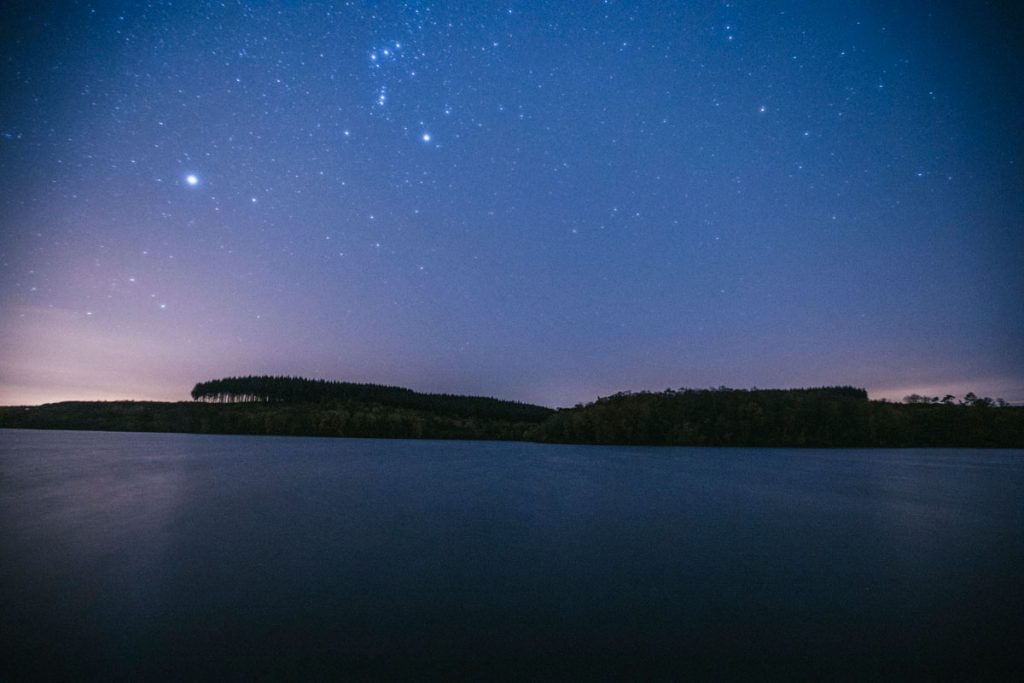 Photo d'un ciel étoilé dans le Morvan lors d'un bivouac autour du lac Saint Agnan. crédit photo : Clara Ferrand - blog Wildroad