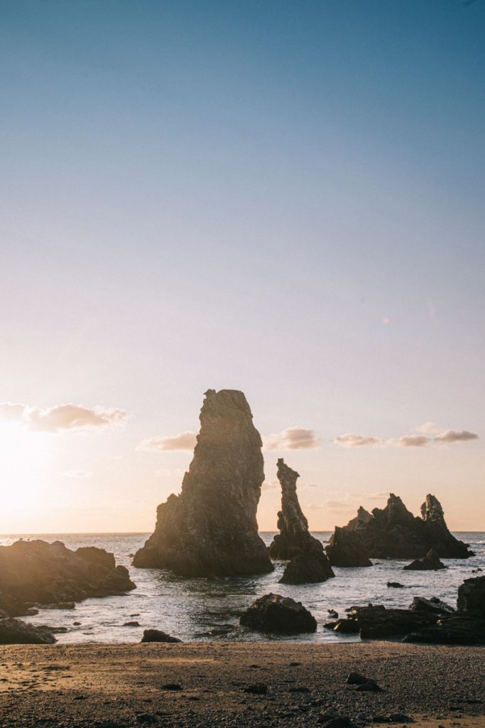 Coucher de soleil sur les aiguilles de Port coton à Belle-Île-en-mer. crédit photo : Clara Ferrand - blog Wildroad