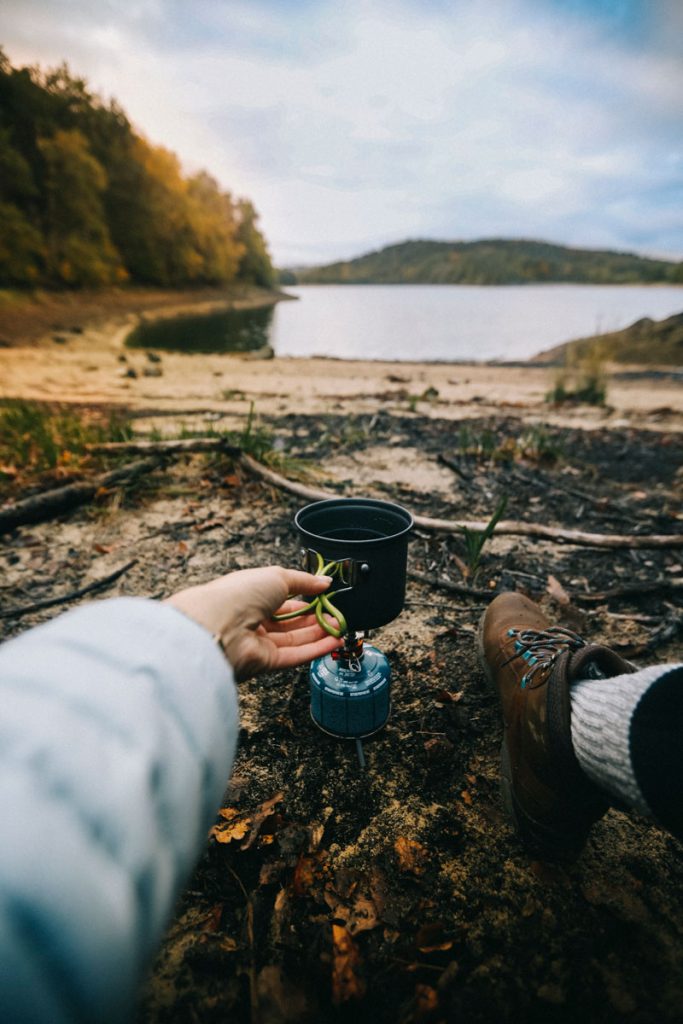 Cuisiner avec un réchaud lors d'un bivouac. crédit photo : Clara Ferrand - blog Wildroad
