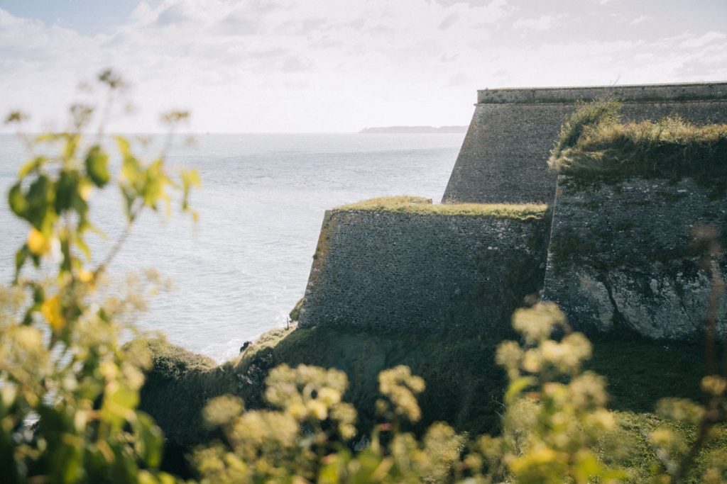 Les fortifications de la citadelle de Vauban au Palais. crédit photo : Clara Ferrand - blog Wildroad