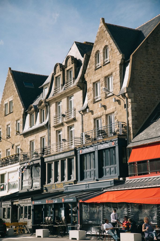 Les hébergements à Cancale, le breezy café et sa vue sur la baie du Mont-Saint-Michel. crédit photo : Clara Ferrand - blog Wildroad