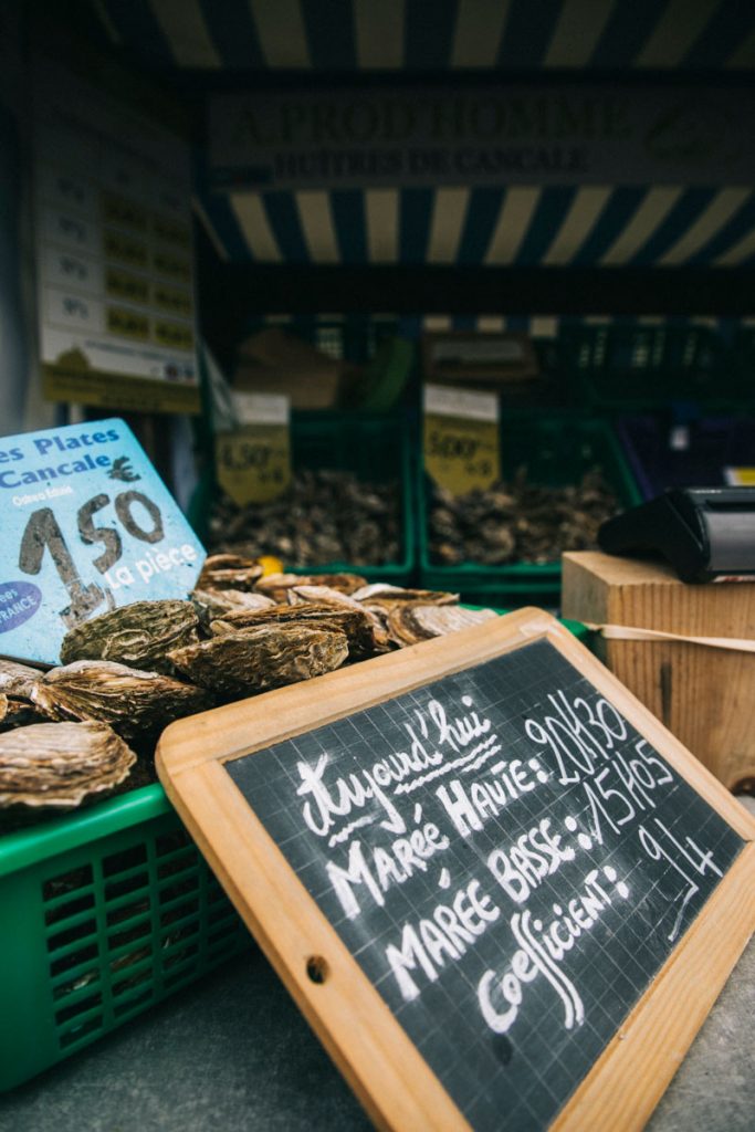 Les huîtres plates et creuses du marché aux huîtres de Cancales en Bretagne. crédit photo : Clara Ferrand - blog Wildroad