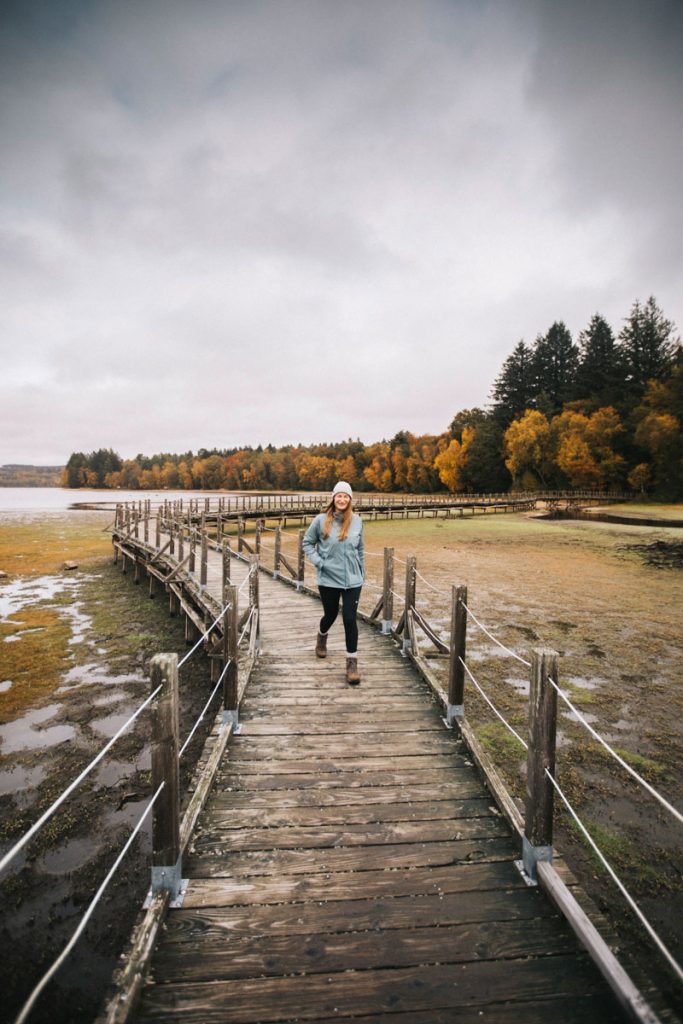 Randonnée autour du lac des Settons dans le Morvan. La passerelle sur pilotis la plus photographiée de la région. crédit photo : Clara Ferrand - blog Wildroad