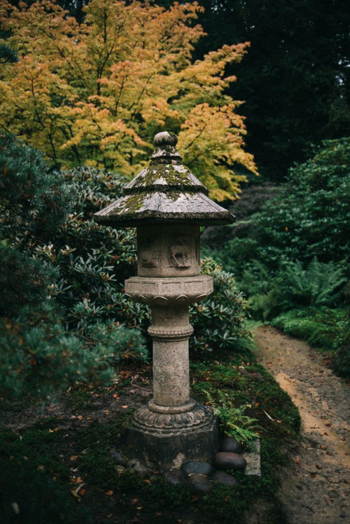Une lanterne japonaise dans le jardin botanique de Haute-bretagne une visite à faire autour de Rennes. crédit photo : Clara Ferrand - blog Wildroad
