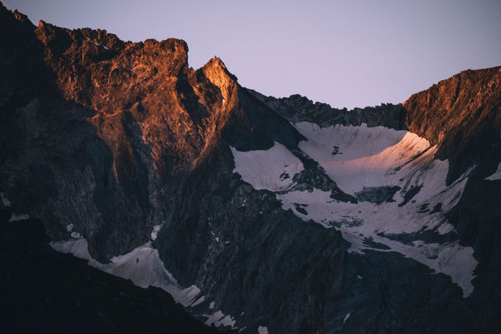 Lever de soleil sur le glacier de la Glière et de la Grande Casse dans le parc de la Vanoise. crédit photo : Clara Ferrand - blog Wildroad