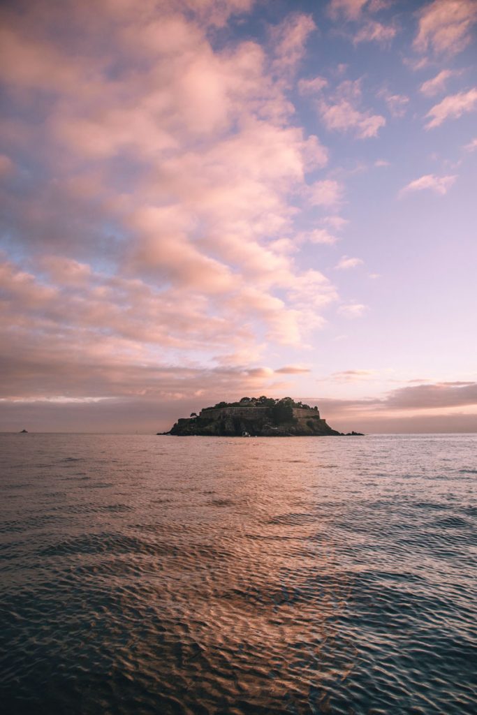 Lever de soleil sur les îles dans la baie du Mont-Saint-Michel. crédit photo : Clara Ferrand - blog WIldroad