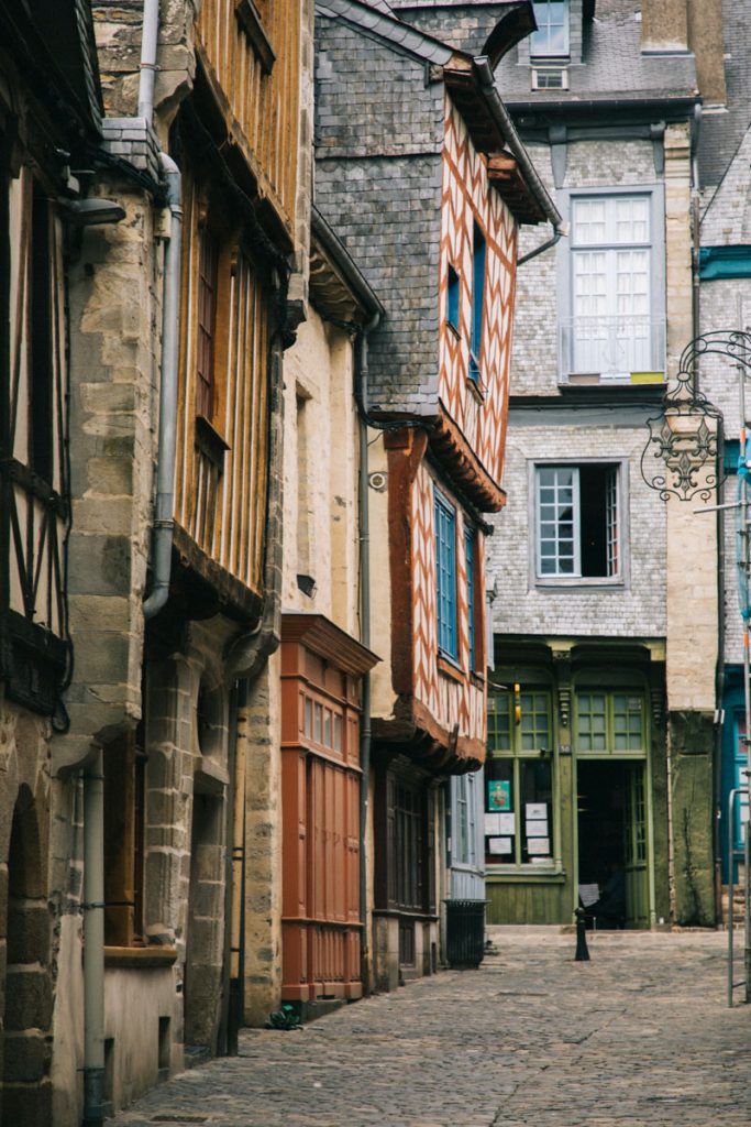 Les ruelles du centre ville avec les maisons à pans de bois de Vitré. crédit photo : Clara Ferrand - blog Wildroad