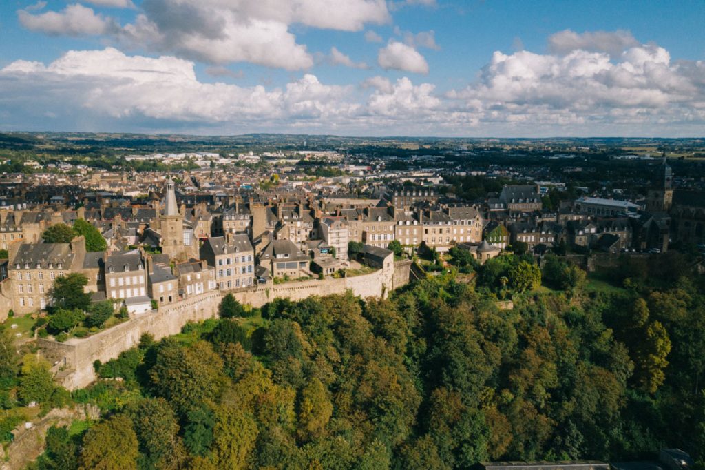 Panorama sur la ville haute de Fougères et son beffroi. crédit photo : Clara Ferrand - blog Wildroad