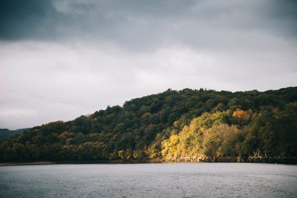 Les paysages de grands lacs du Morvan avec le lac du Crescent à l'automne. crédit photo : Clara Ferrand - blog Wildroad