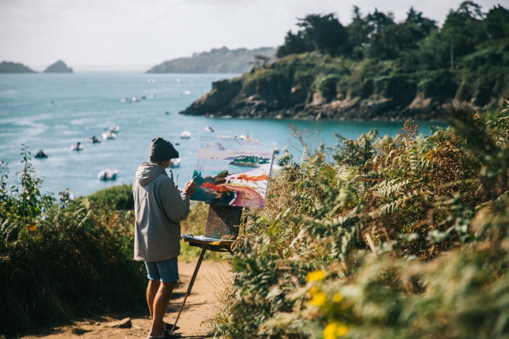 Un peintre à la pointe du Grouin en Bretagne. crédit photo : Clara Ferrand - blog Wildroad