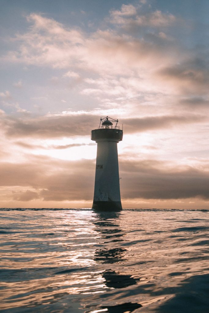 Le phare de la pointe du Grouin dans la baie du Mont-Saint-Michel. crédit photo : Clara Ferrand - blog Wildroad