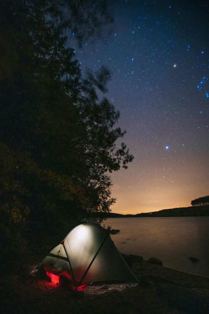 Photo de nuit lors d'une bivouac autour du lac de Saint Agnan. crédit photo : Clara Ferrand - blog Wildroad