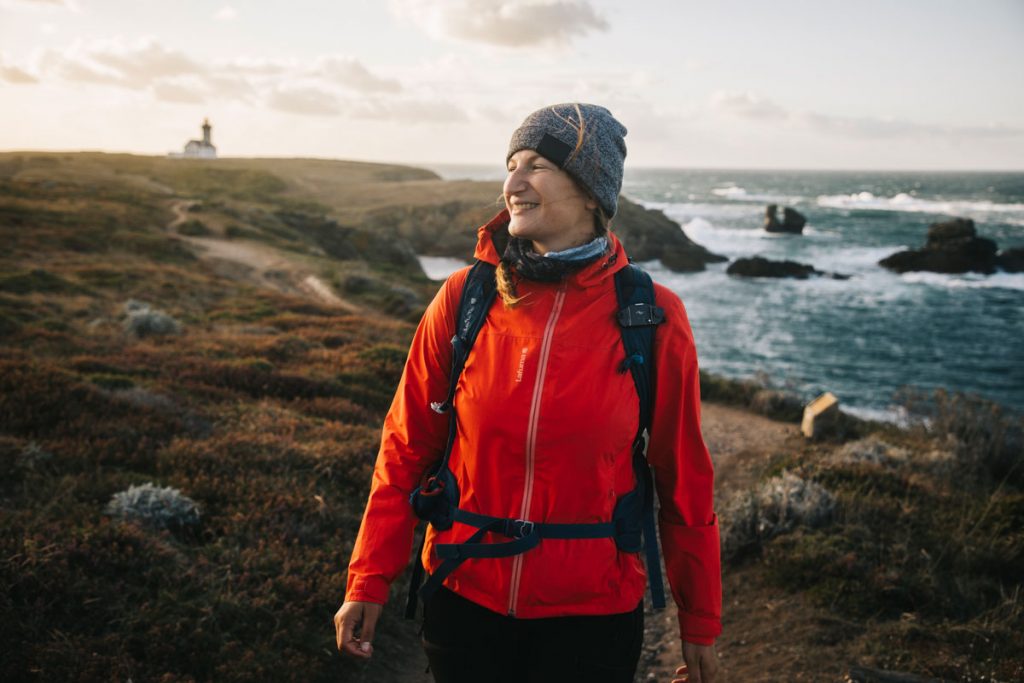 Mon équipement pour randonner à Belle-Île-en-mer. crédit photo : Clara Ferrand - blog Wildroad