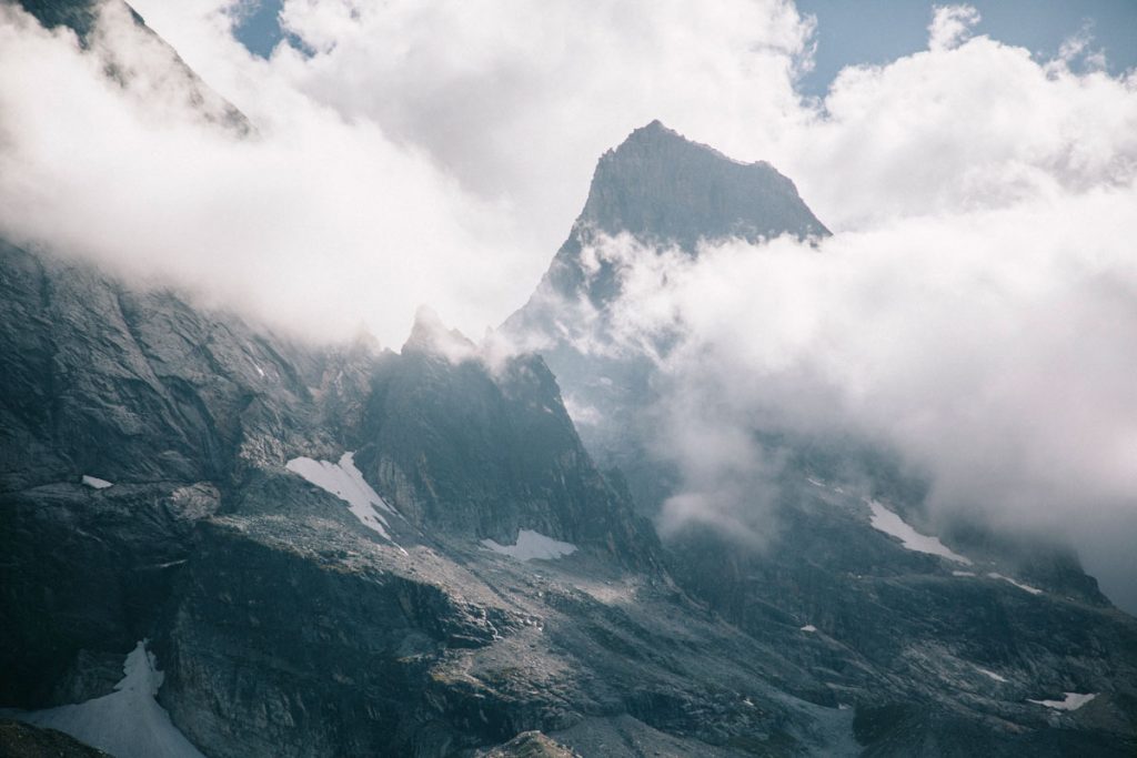 Les glaciers de l'Epena et de la Glière au dessus du refuge. crédit photo : Clara Ferrand - blog Wildroad