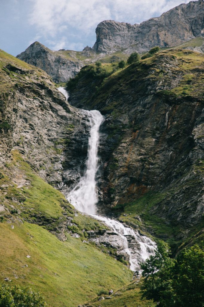 L'impressionante cascade du Py à champagny-le-haut. Crédit photo : Clara Ferrand - blog Wildroad