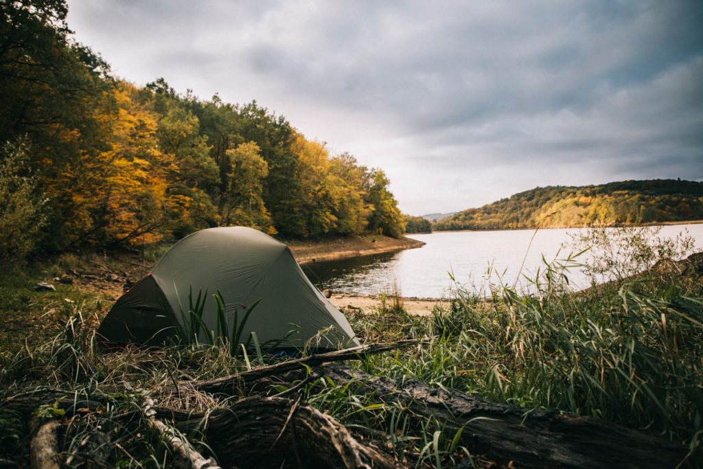 Les lieux où il est possible de camper dans le Morvan. La liste des grands lacs où le bivouac est autorisé. crédit photo : Clara Ferrand - blog Wildroad. 