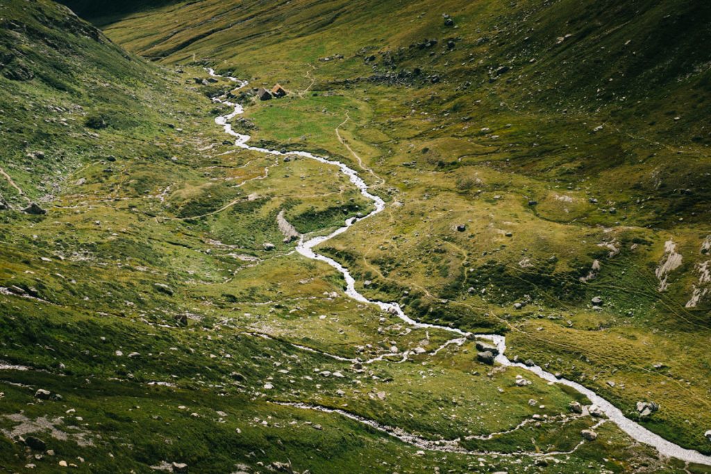 Le ruisseaux dans le cul du Nant avec le refuge de plaisance. crédit photo : Clara Ferrand - blog Wildroad