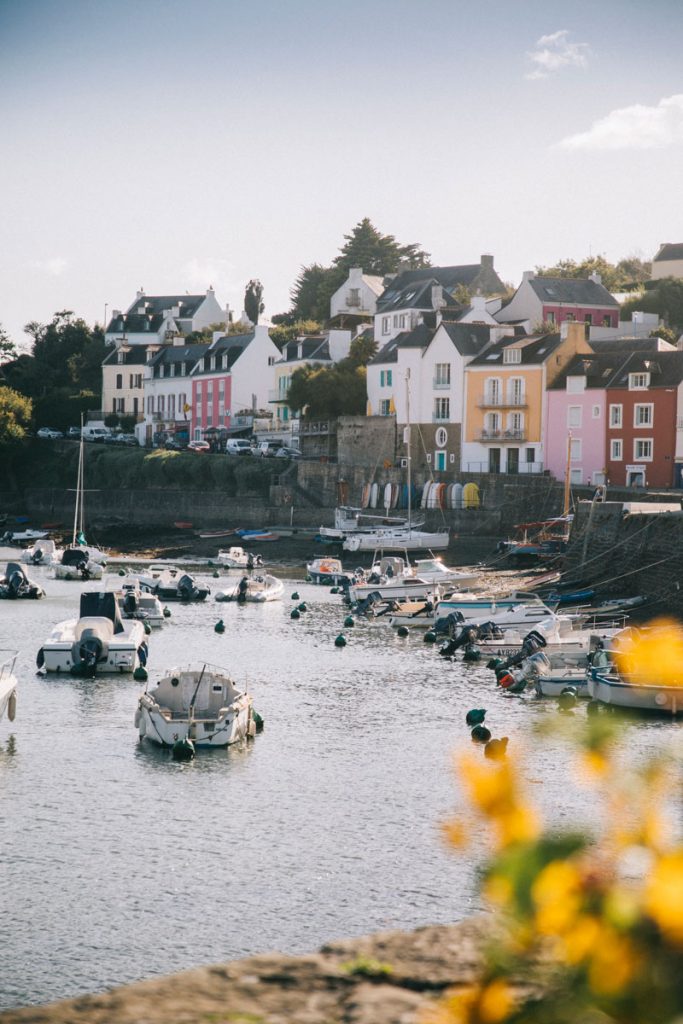 Le village de Sauzon sur le tour de Belle-Île-en-mer. crédit photo : Clara Ferrand - blog Wildroad