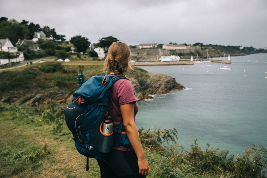 Arrivée au Palais à la fin du sentier côtier de Belle-Île-en-mer. crédit photo : Clara Ferrand - blog Wildroad