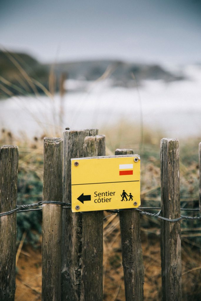 Le sentier côtier dans les dunes de la plage du Donnant. crédit photo : Clara Ferrand - blog Wildroad