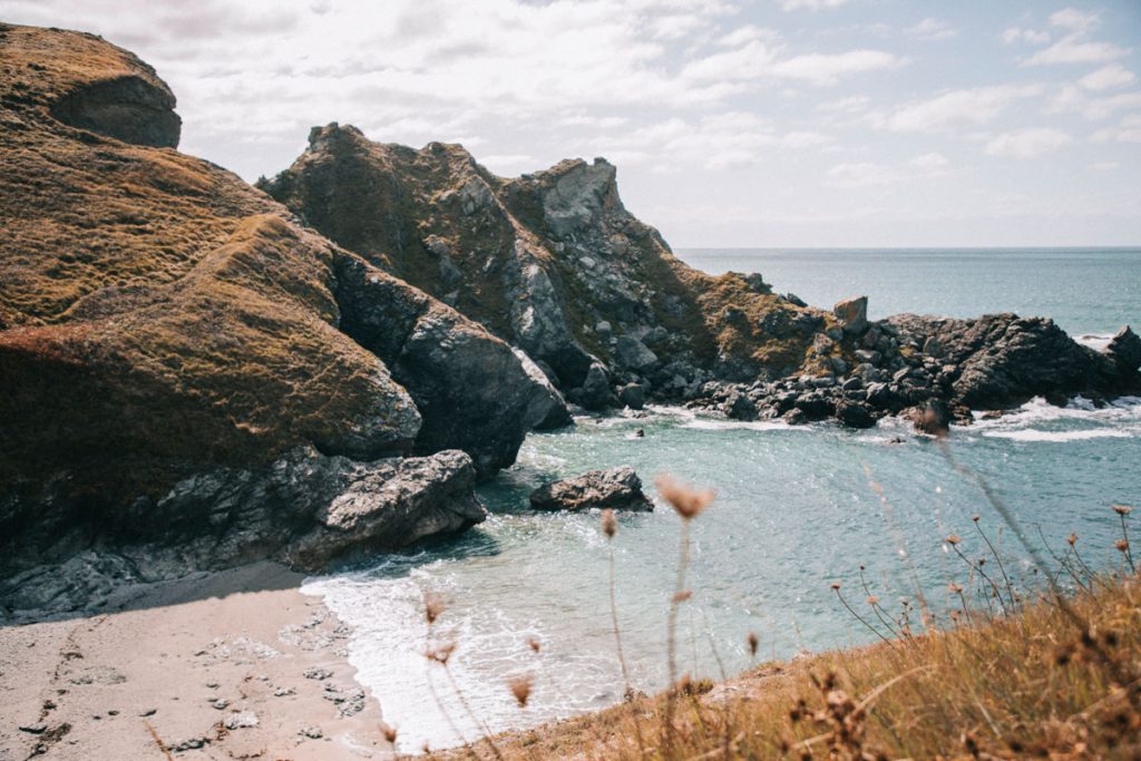 La plage de Herlin le long du sentier côtier de Belle-Ïle-en-mer. crédit photo : Clara Ferrand - blog Wildroad
