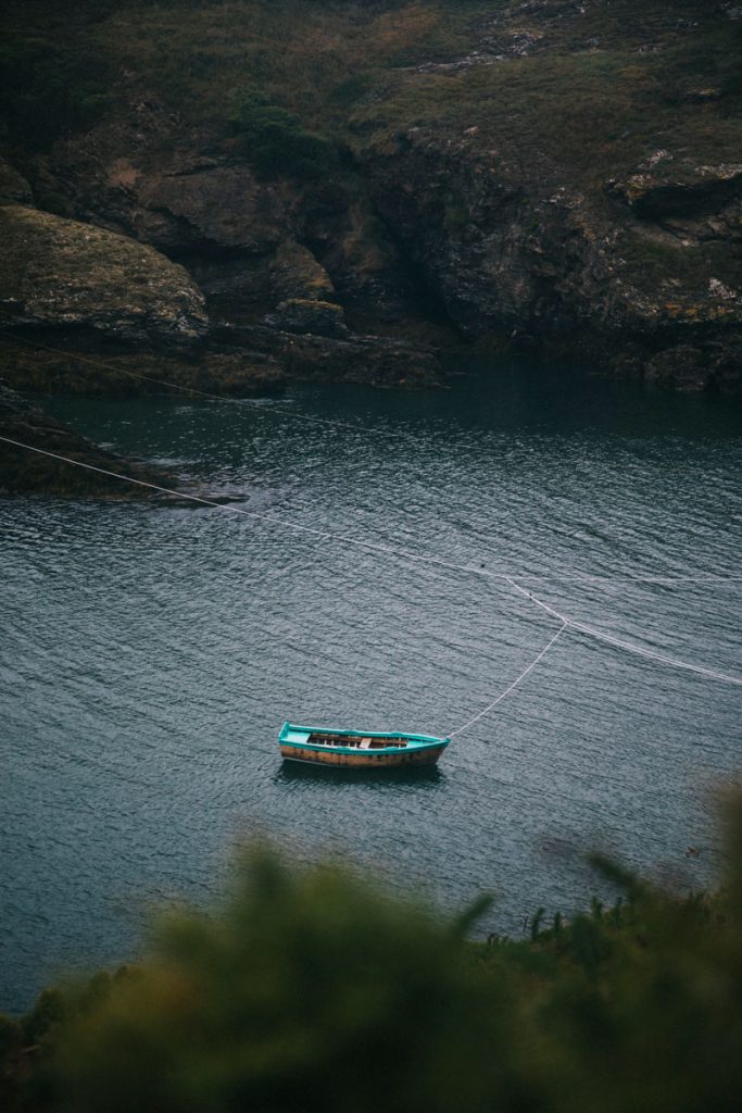 Une barque sur le sentier côtier de Belle-Île-en-mer. crédit photo : Clara Ferrand - blog Wildroad