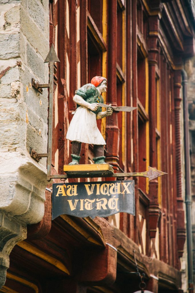 Détail dans une ruelle de la cité médiévale de Vitré en Ille-et-Vilaine. crédit photo : Clara Ferrand - blog Wildroad