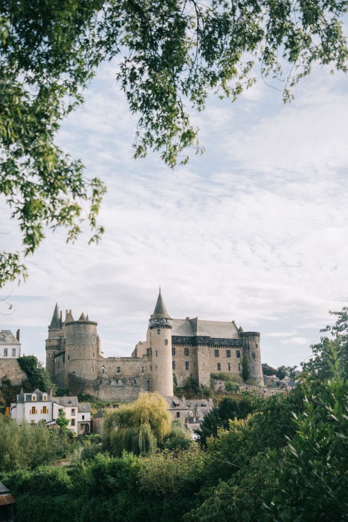 Le château de Vitré depuis la roche des fées. crédit photo : Clara Ferrand - blog Wildroad