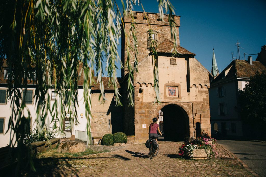 La porte médievale de Cernay en Alsace. crédit photo : Clara Ferrand - blog Wildroad