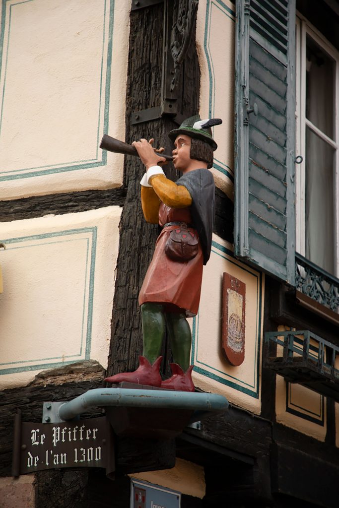 Un ménétriers dans les rues de Ribeauvillé en Alsace. crédit photo : Clara Ferrand - blog WIldroad
