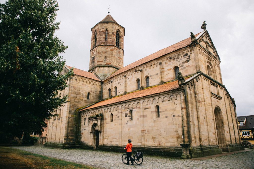 L'église romane sur la route des vin à vélo à Rosheim. crédit photo : Clara Ferrand - blog Wildroad