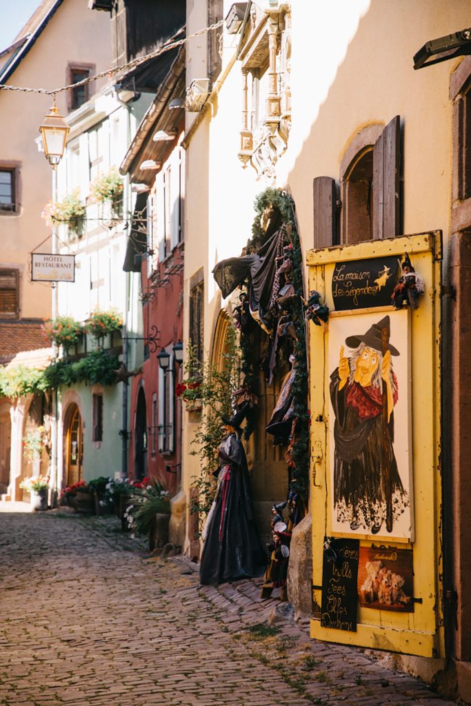 Les petites magasins dans le centre-ville de Riquewihr. crédit photo : Clara Ferrand - blog Wildroad