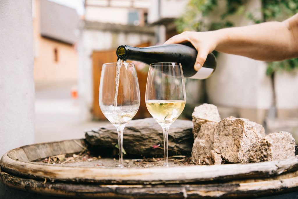 Dégustation de vin dans le vignoble de Dietrich à Dambach-la-ville. crédit photo : Clara Ferrand - blog Wildroad