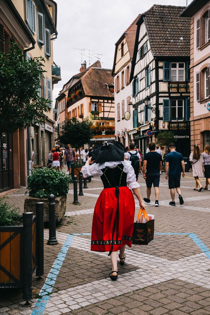 Le costume traditionel alsacien dans les rues de Ribeauvillé. crédit photo : Clara Ferrand - blog Wildroad
