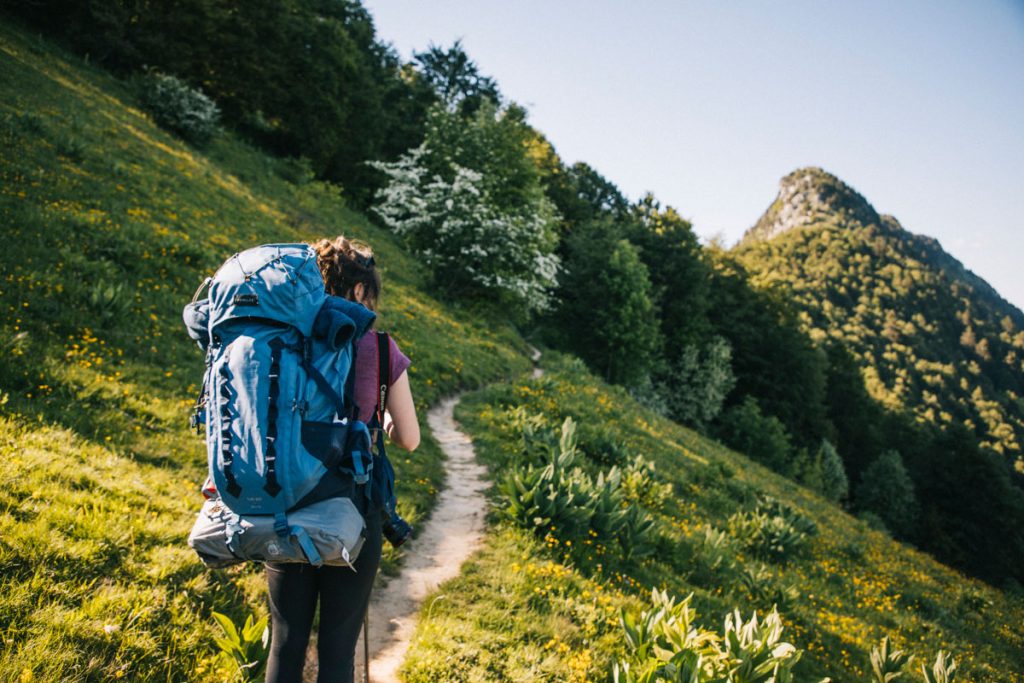 Arrivée au col de la Buffaz dans le massif des bauges. crédit photo : Clara Ferrand - blog Wildroad